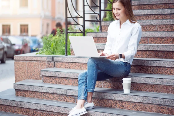 Büyük bir şehirde modern genç kadın