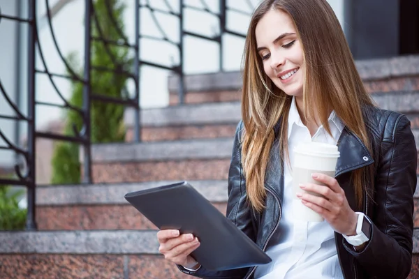 Modern young woman in a big city — Stock Photo, Image