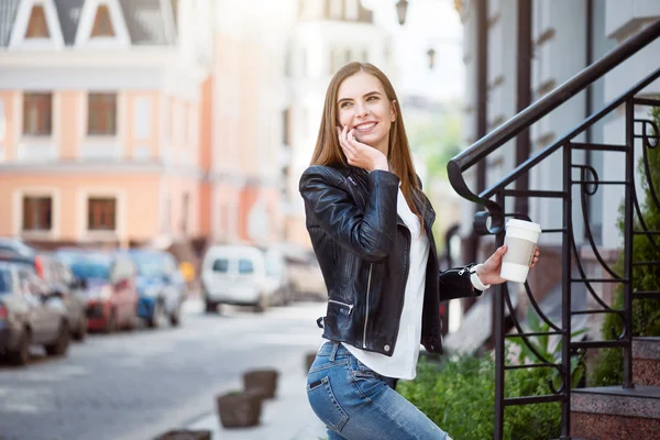 Modern young woman in a big city — Stock Photo, Image