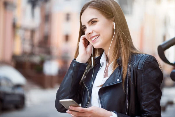 Büyük bir şehirde modern genç kadın