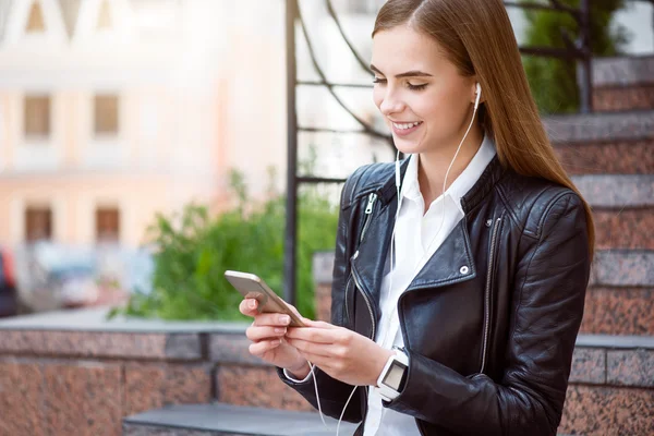 Büyük bir şehirde modern genç kadın