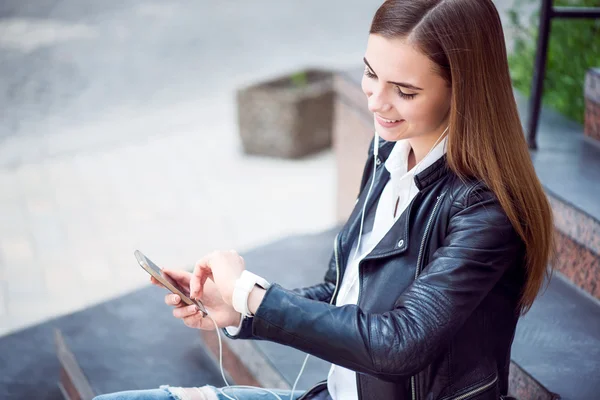 Büyük bir şehirde modern genç kadın