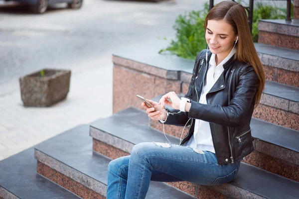 Büyük bir şehirde modern genç kadın