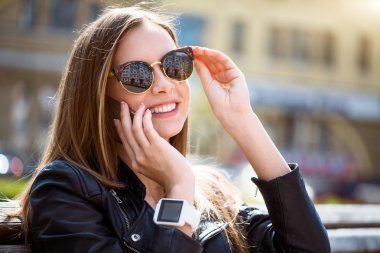 Büyük bir şehirde modern genç kadın