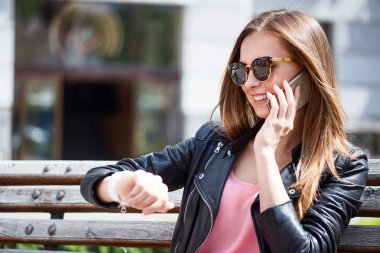 Büyük bir şehirde modern genç kadın