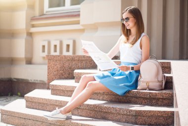 Büyük bir şehirde modern genç kadın