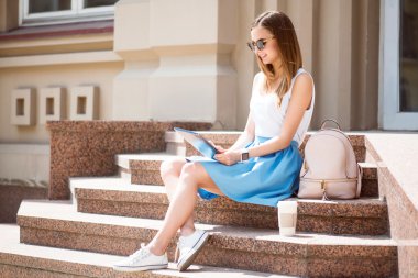 Büyük bir şehirde modern genç kadın