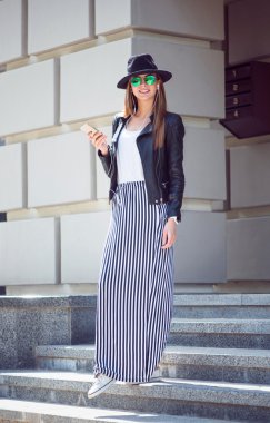 Büyük bir şehirde modern genç kadın