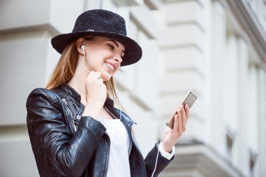 Büyük bir şehirde modern genç kadın