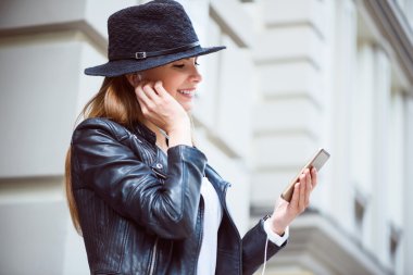 Büyük bir şehirde modern genç kadın