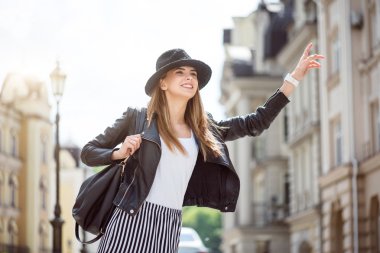 Büyük bir şehirde modern genç kadın