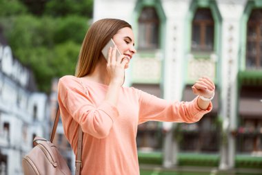 Büyük bir şehirde modern genç kadın