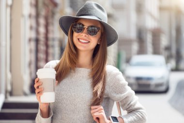 Büyük bir şehirde modern genç kadın