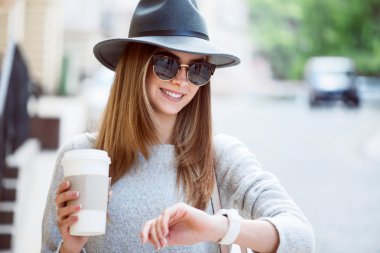 Büyük bir şehirde modern genç kadın