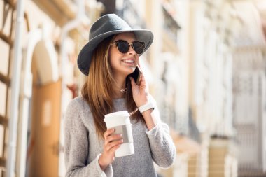 Büyük bir şehirde modern genç kadın