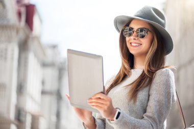 Büyük bir şehirde modern genç kadın