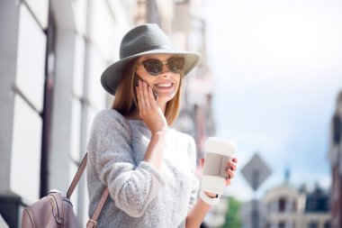 Büyük bir şehirde modern genç kadın