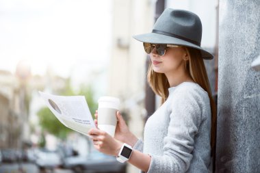 Büyük bir şehirde modern genç kadın