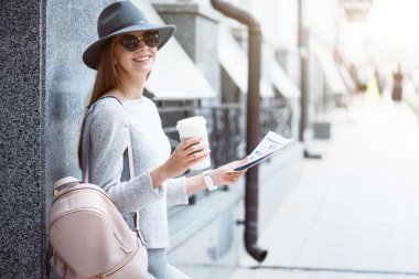 Büyük bir şehirde modern genç kadın