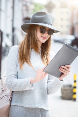 Büyük bir şehirde modern genç kadın