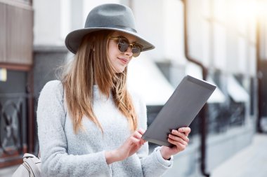 Büyük bir şehirde modern genç kadın