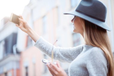 Büyük bir şehirde modern genç kadın