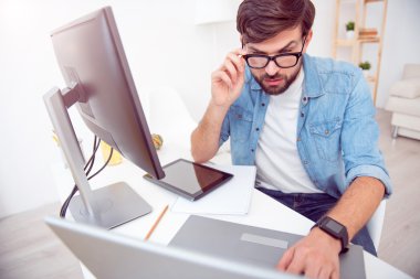 ciddi adam onun laptop üzerinde çalışma