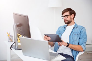 Oturma ve onun laptop arıyorum memnun adam