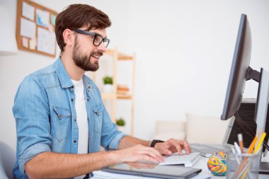 Bilgisayarda çalışan memnun adam