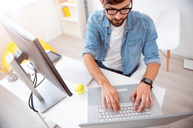 Adam onun laptopunda dokunarak