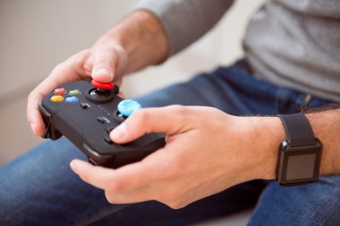 Joystick oyun konsolunun tutan adam