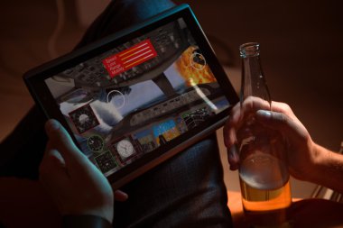 Adam holding tablet ve şişe