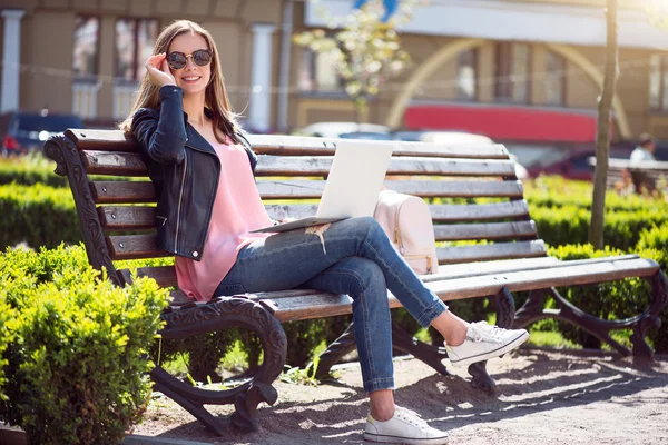 Moderne jonge vrouw in een grote stad — Stockfoto