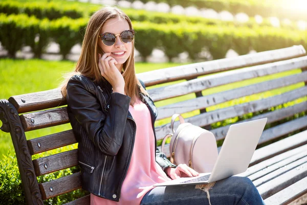 Büyük bir şehirde modern genç kadın