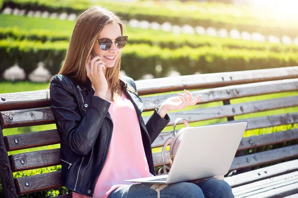 Joven mujer moderna en una gran ciudad — Foto de Stock