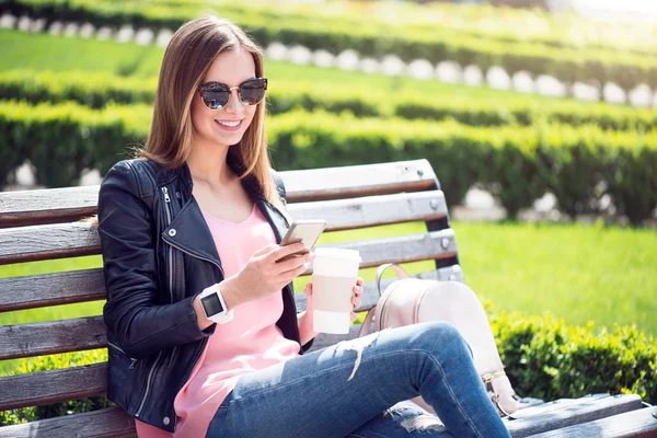 Joven mujer moderna en una gran ciudad — Foto de Stock