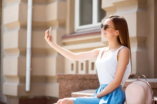 Modern young woman in a big city — Stock Photo, Image