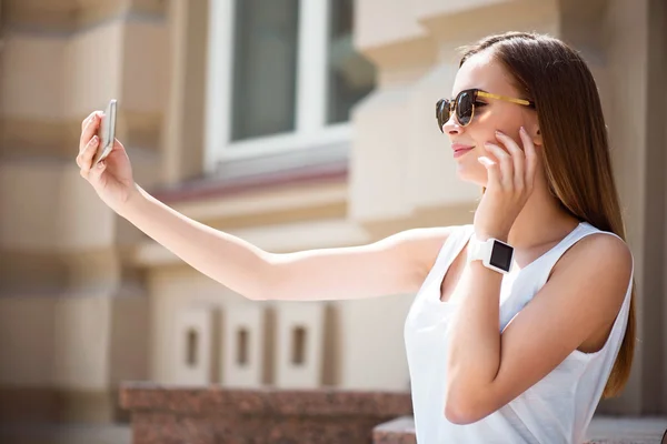 Modern young woman in a big city — Stock Photo, Image