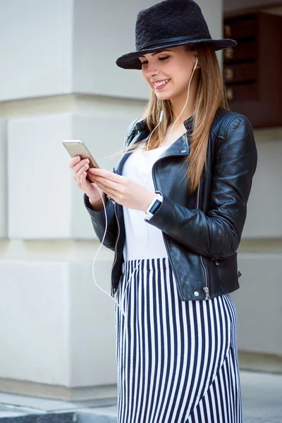 Büyük bir şehirde modern genç kadın