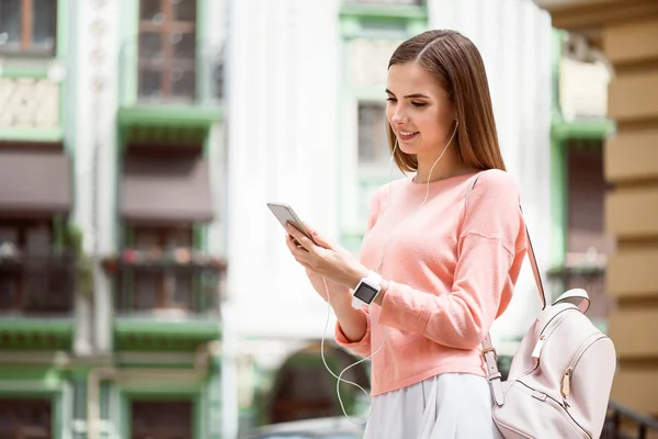 Moderne jonge vrouw in een grote stad — Stockfoto