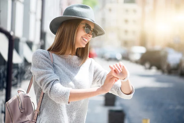 Joven mujer moderna en una gran ciudad —  Fotos de Stock