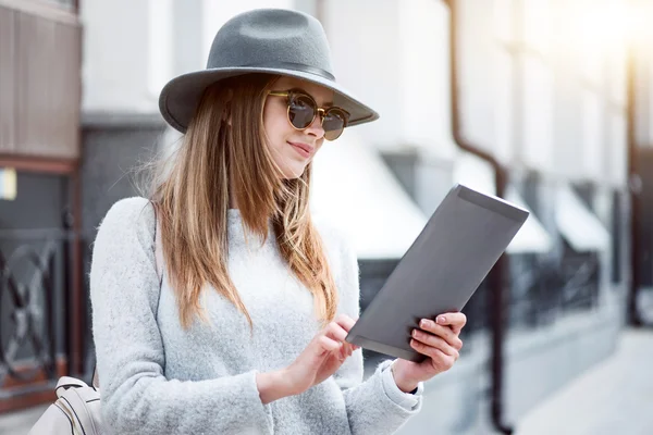 Büyük bir şehirde modern genç kadın