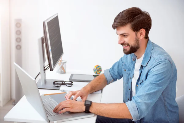 Uomo soddisfatto utilizzando il suo computer portatile — Foto Stock