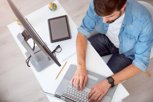 Bir dizüstü bilgisayarda çalışan adam Üstten Görünüm