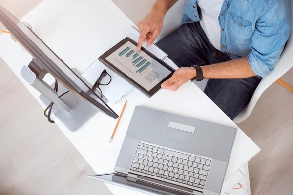 Masculino com tablet digital estudando diagramas — Fotografia de Stock