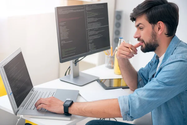 Homem trabalhando em seu laptop — Fotografia de Stock