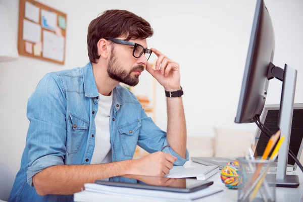 Man die op het scherm van de computer — Stockfoto