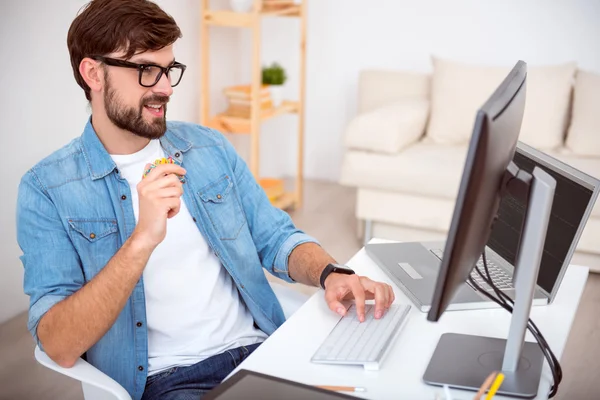 Um tipo a trabalhar no computador. — Fotografia de Stock