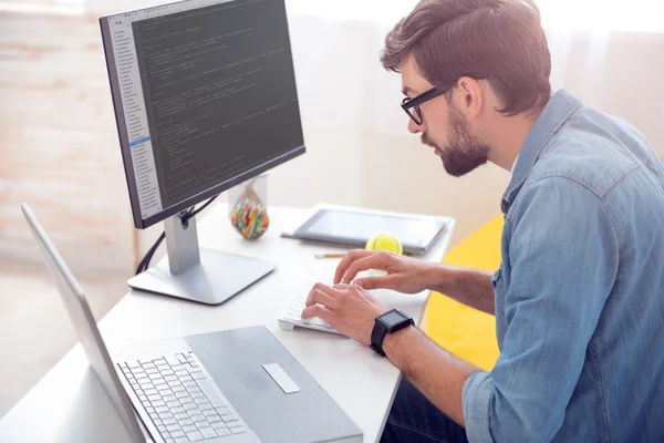 Homem escrevendo códigos no computador — Fotografia de Stock