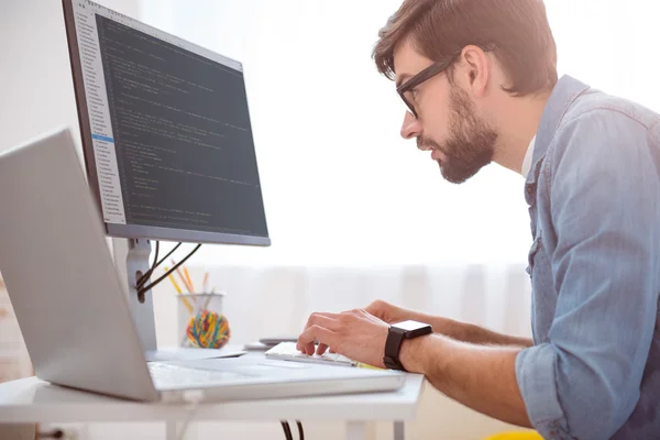 Homem programação em seu computador — Fotografia de Stock